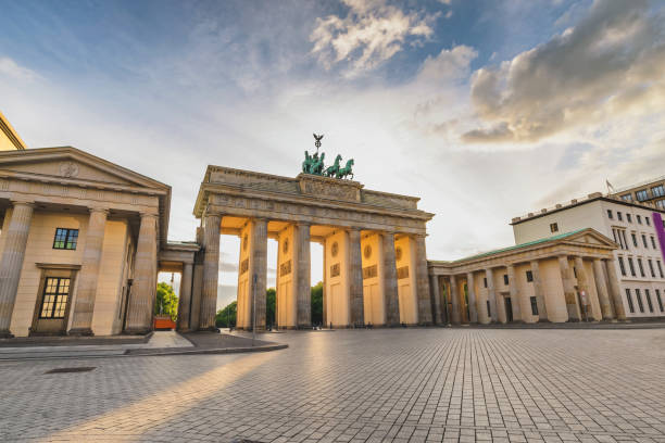 berlin deutschland, skyline sonnenuntergang am brandenburger tor leer niemanden - berlin stock-fotos und bilder