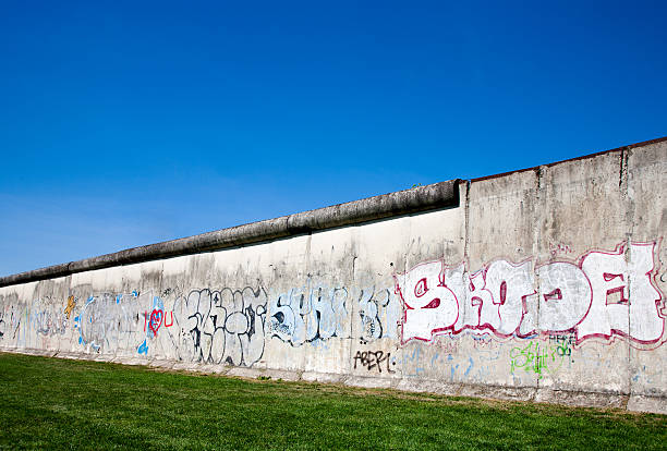 berlin wall - beskrivande f��rg bildbanksfoton och bilder