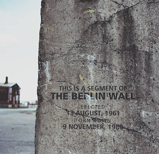berlin wall segment - beskrivande f��rg bildbanksfoton och bilder