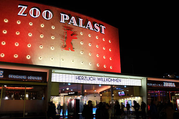 berlinale 2016: people waiting outside zoo palast movie theatre - beskrivande f��rg bildbanksfoton och bilder