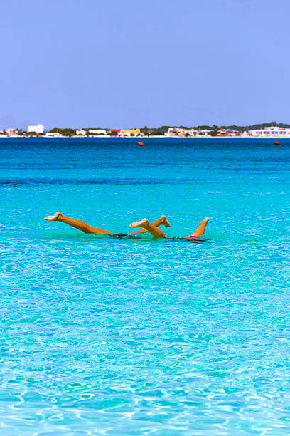 migliori spiagge sabbiose apulia: nuotare al mattino (salento costa, lecce) .italy - roma lecce foto e immagini stock