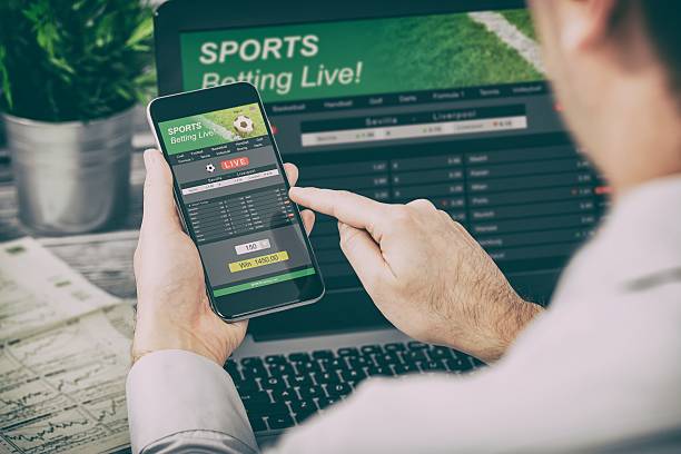 betting bet sport phone gamble laptop concept - gokken stockfoto's en -beelden