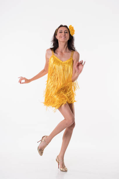 rijpe vrouwen beuty dansen samba - beuty stockfoto's en -beelden