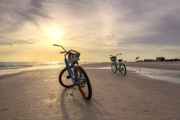 fiets op het strand - fietsen strand stockfoto's en -beelden