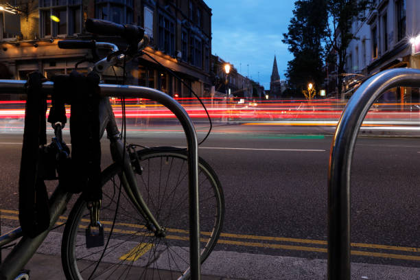 rower zaparkowany w pobliżu fulham road w londynie - fulham zdjęcia i obrazy z banku zdjęć