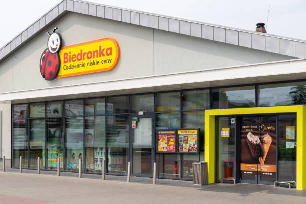 biedronka chain store in kobuck - biedronka imagens e fotografias de stock