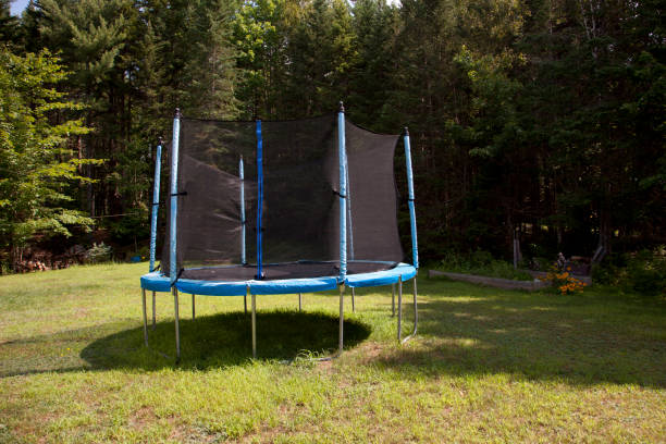 grande trampolino da cortile - tappeto elastico foto e immagini stock