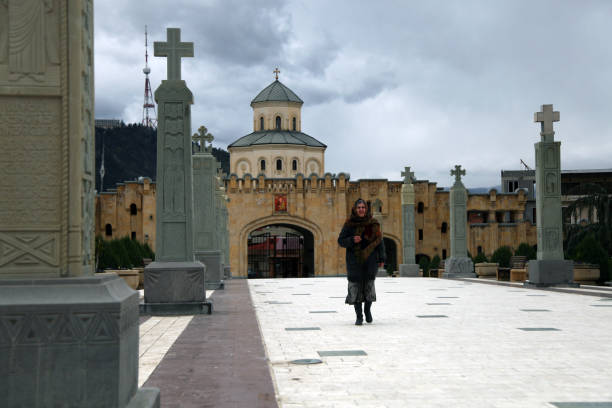 grande chiesa nel centro della città di tbilisi. cattedrale di sameba - demiral foto e immagini stock