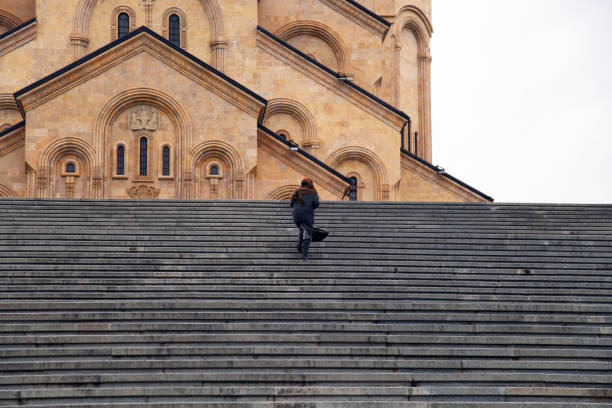 grande chiesa nel centro della città di tbilisi. cattedrale di sameba - demiral foto e immagini stock