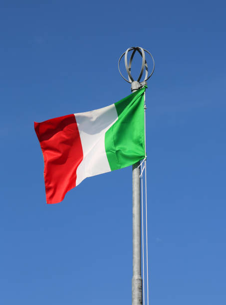 grande bandiera italiana sbanda sul cielo blu - genoa udinese foto e immagini stock