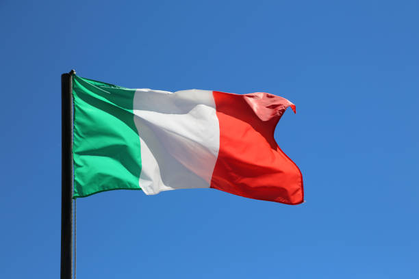grande bandiera italiana che sventola nel cielo blu - napoli genoa foto e immagini stock