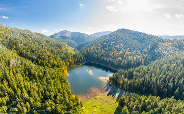 big lake in the middle of mountains during autumn big lake in the middle of mountains during autumn carpathian mountain range stock pictures, royalty-free photos & images