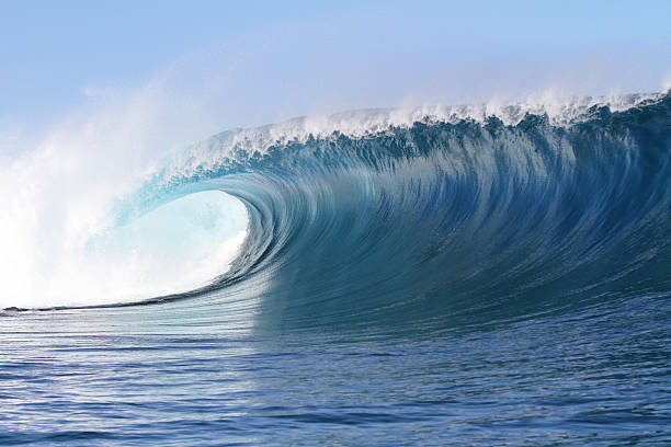 big мощная волна - tsunami стоковые фото и изображения