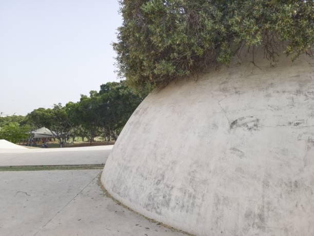 grande pietra rotonda a forma di parco edith wolfson, tel aviv, israele - barak foto e immagini stock