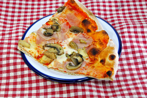 grande fetta di pizza al ristorante italiano con tovaglia a scacchi rossa e bianca - verona napoli foto e immagini stock