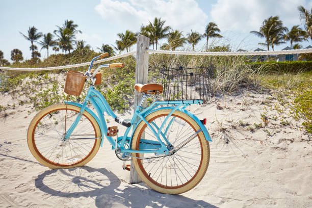 fiets in miami beach - fietsen strand stockfoto's en -beelden