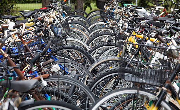 bicicletas meteu-se - parking lot imagens e fotografias de stock