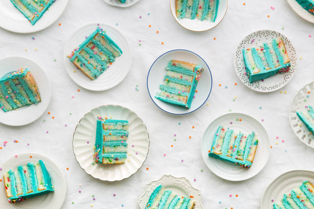 birthday cake slices from above - serving a slice of cake imagens e fotografias de stock