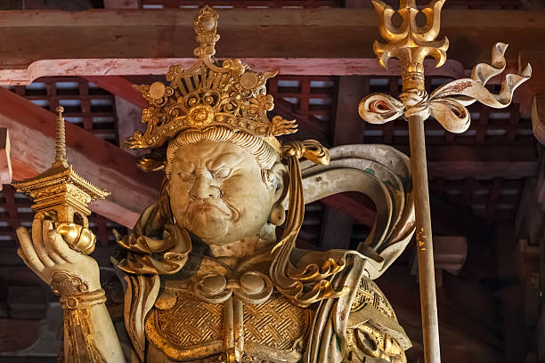 bishamonten dios de la fortuna en templo todaiji de nara - ni��o fotografías e imágenes de stock