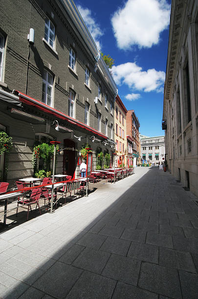 Bistro in a small Old Quebec City alley  buzbuzzer quebec city stock pictures, royalty-free photos & images