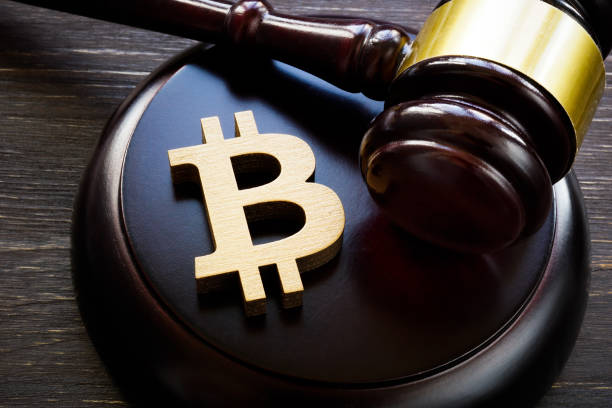 bitcoin symbol and gavel to regulate cryptocurrencies market. - kripto para birimi stok fotoğraflar ve resimler