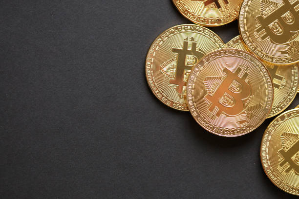 dinero bitcoin y virtual. oro bitcoins. concepto cryptocurrency en todo el mundo - bitcoin fotografías e imágenes de stock