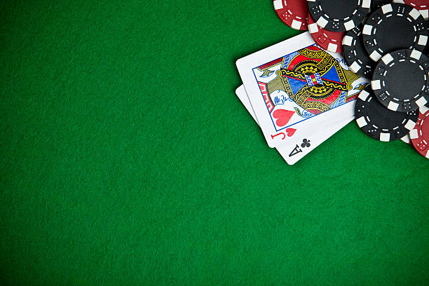 black and red poker chips with jack and ace card on table - blackjack stockfoto's en -beelden
