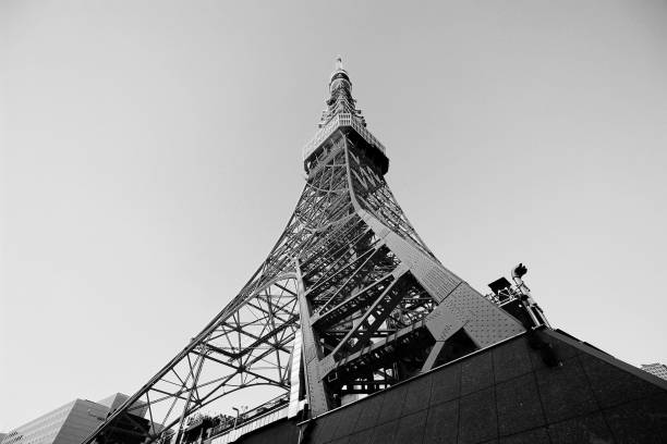 下から見上げる東京タワーの白黒写真 - 東京タワー ストックフォトと画像