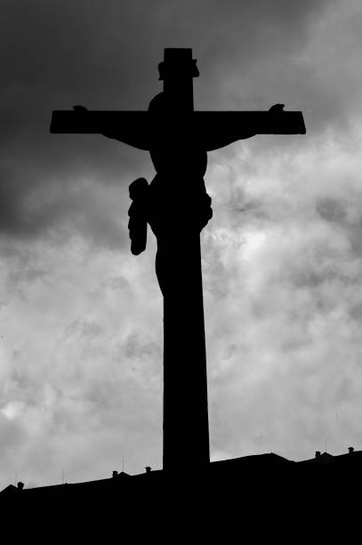 vue en noir et blanc de la statue de la croix du christ à prague - good friday photos et images de collection