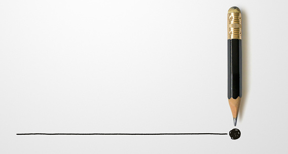 istock Lápiz de color negro con contorno al punto final sobre fondo de papel blanco. Creatividad ideas inspiración concepto 1148751496