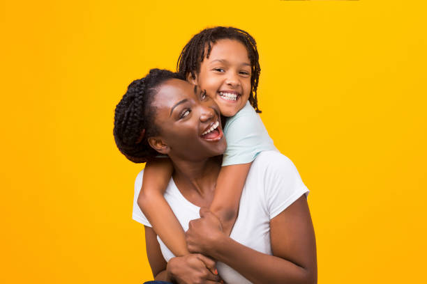 black daughter embracing her happy cheerful mother - black mother imagens e fotografias de stock