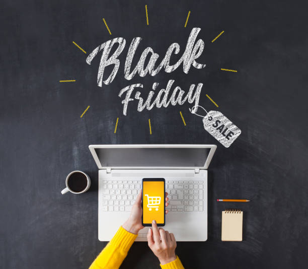 zwarte vrijdag advertentie op blackboard. vrouw winkelen met smart phone app. - black friday stockfoto's en -beelden