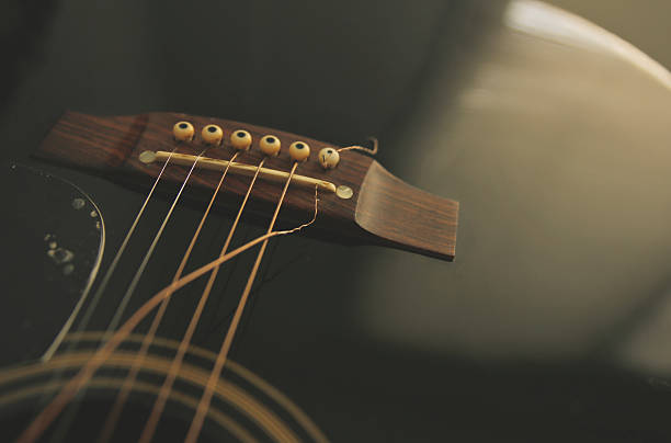 ブラックのギター - 糸　切れる ストックフォトと画像