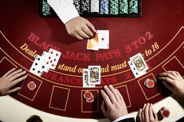 black jack game on a red casino table - blackjack stockfoto's en -beelden