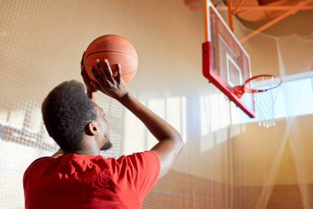zwarte man foute basketbal bal - basketball player back stockfoto's en -beelden