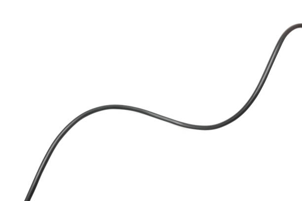 cable de alambre negro aislado en una abstracción de fondo blanco. - cable fotografías e imágenes de stock