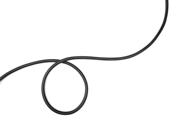 alambre negro aislado en una abstracción de fondo blanco. - cable fotografías e imágenes de stock