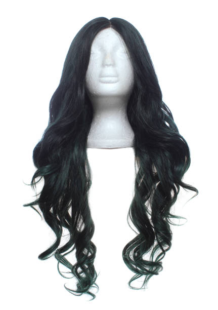 negro con peluca verde en la cabeza de maniquí con blanco - peluca fotografías e imágenes de stock