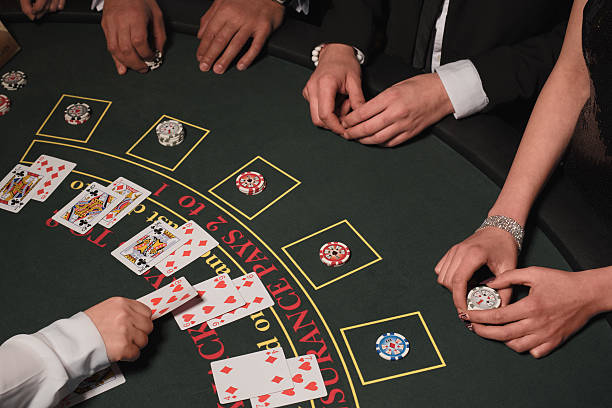 blackjack table and players in the casino - blackjack stockfoto's en -beelden