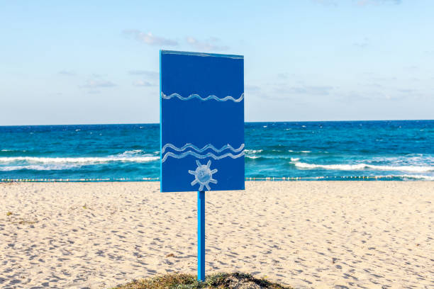 leeg blauw teken bij het strand - strandbordjes stockfoto's en -beelden