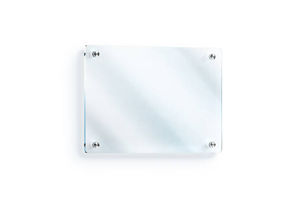 mockup a parete con targa in vetro bianco, percorso di ritaglio - plexiglass foto e immagini stock