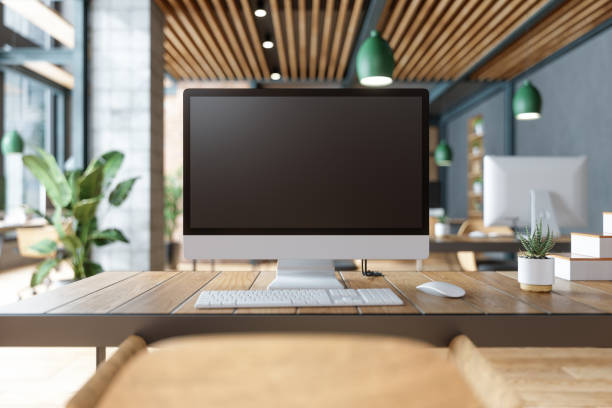 pantalla en blanco ordenador sobre la mesa con la oficina en segundo plano - pc de escritorio fotografías e imágenes de stock