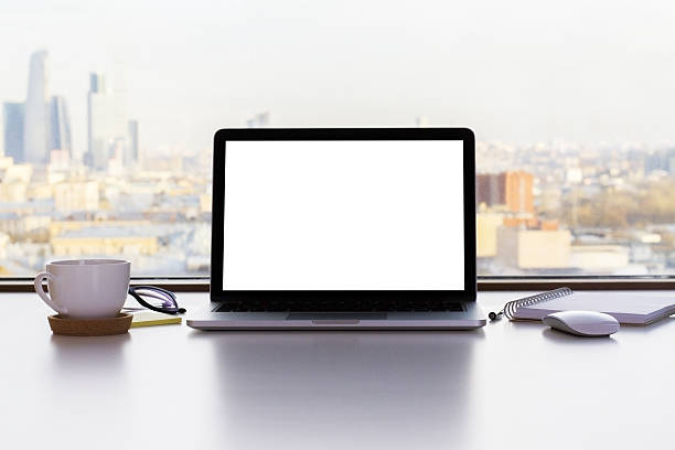 blank white laptop screen - windows laptop table stockfoto's en -beelden