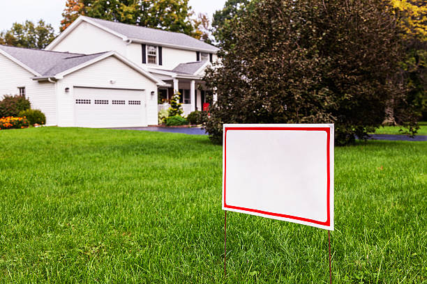 Blank Yard Sign On Suburban Home Front Lawn A blank white yard sign on a suburban home front lawn on a drizzly, rainy, late summer day. Lawn sign, yard sign, home improvement/maintenance contractor placard or sign, lawn care or other service business sign or placard, For Sale sign, Garage Sale or Yard Sale sign, etc. front yard stock pictures, royalty-free photos & images