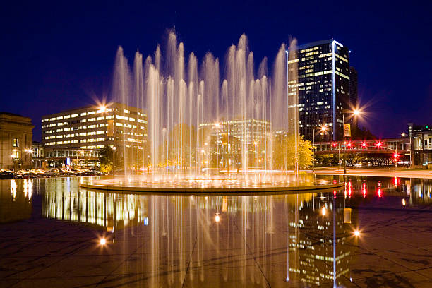 Bloch Memorial Fountain and Washington Square Park, Kansas City Missouri evening at the Henry Wollman Bloch Memorial Fountain and Washington Square Park in the Crown Center/Union Station area, Kansas City, Missouri kansas city missouri stock pictures, royalty-free photos & images