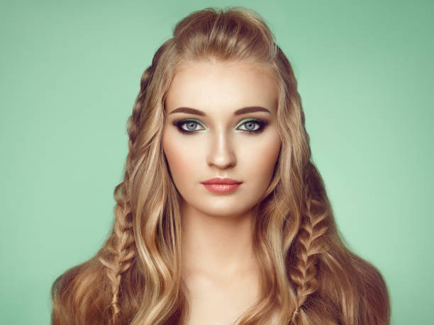 blond meisje met lange en glanzende krullend haar - hair braid stockfoto's en -beelden