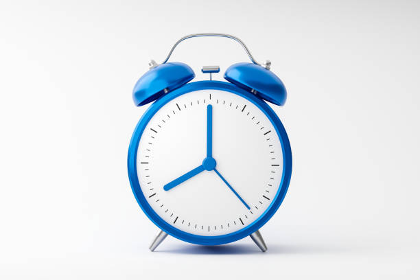 복고풍 스타일로 흰색 배경에 고립 된 파란색 알람 시계. 아날로그 시계와 디자인에 대한 빈 얼굴. 3d 렌더링. - clock 뉴스 사진 이미지