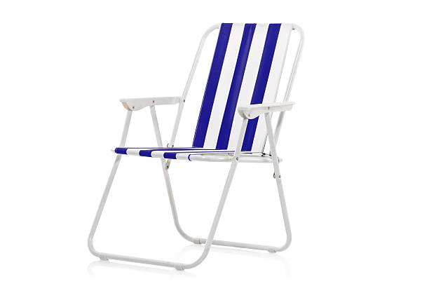 blau und weiß gestreifte beach stuhl - liegestuhl stock-fotos und bilder