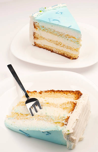 blau geburtstag kuchen - kuchenstück stock-fotos und bilder