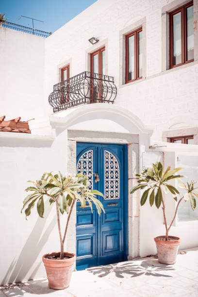 blauwe bodrum stijl huisdeur in mugla, turkije - bodrum stockfoto's en -beelden